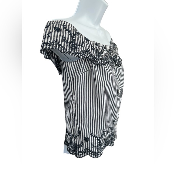🆕 💙 NWT BB Dakota Navy & White Stripe Embroidered Off-Shoulder Crop Top |  XS - Picture 2 of 8